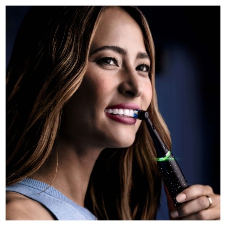 Oral-B iO10 Kozmik Siyah Şarjlı/Elektrikli Diş Fırçası, 1 Fırça Başlığı, Hızlı Manyetik Şarj Cihazı, Uzun Ömürlü Pil, Şarj Eden Seyahat Kabı - 8