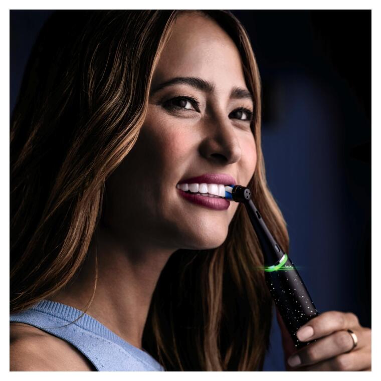 Oral-B iO10 Kozmik Siyah Şarjlı/Elektrikli Diş Fırçası, 1 Fırça Başlığı, Hızlı Manyetik Şarj Cihazı, Uzun Ömürlü Pil, Şarj Eden Seyahat Kabı - 6